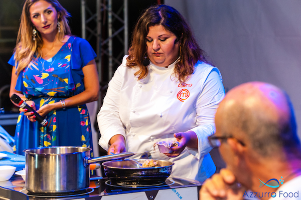 Valeria Raciti ai fornelli durante il cooking show ad Azzurro Fest